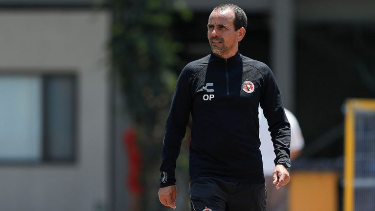 Óscar Pareja, durante el entrenamiento en Coapa con Xolos