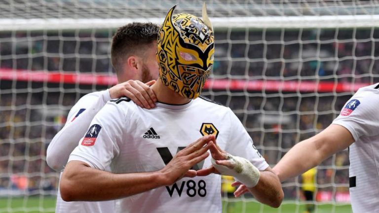 Raúl Jiménez festeja un gol con la máscara de Sin Cara