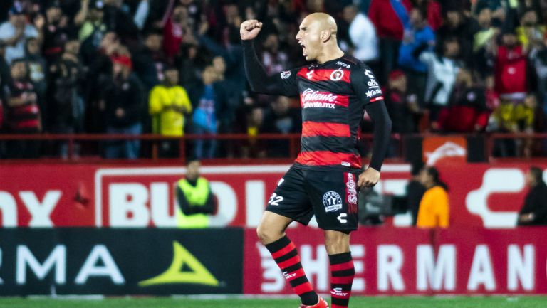 Ariel Nahuelpán festeja un gol con Xolos