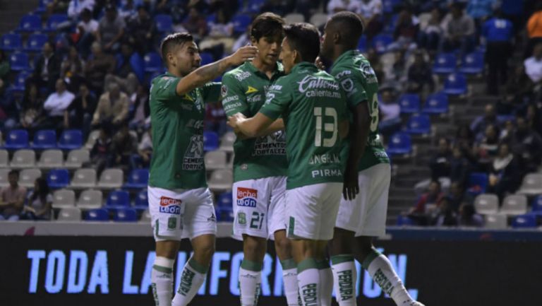 Jugadores de León celebran un gol