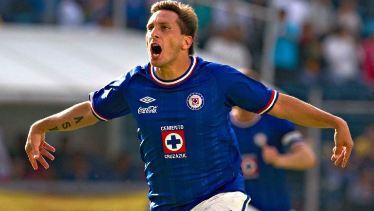 Chaco Giménez festeja un gol con el Cruz Azul