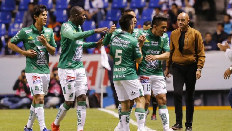 Jugadores de León festejan un anotación vs Puebla