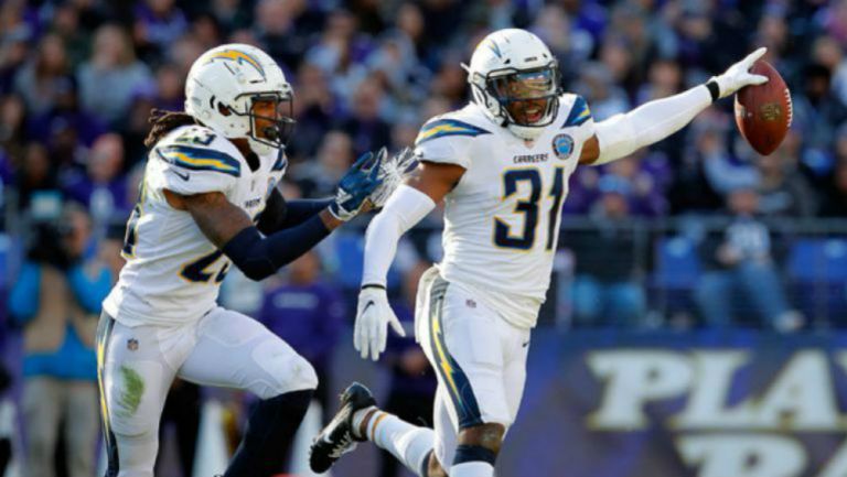 Jugadores de los Chargers celebran anotación 