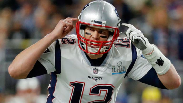 Brady da indicaciones durante el Super Bowl LII 