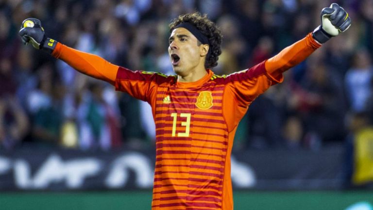 Ochoa festeja en un partido de la Selección Mexicana