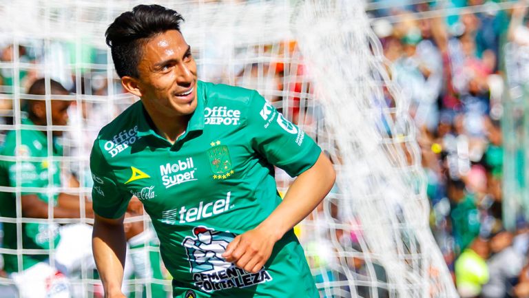 Ángel Mena celebra uno de sus dos goles contra Atlas