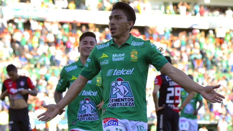 Ángel Mena celebra una anotación ante Atlas 