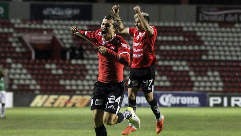 Manuel Pérez celebra anotación contra Alebrijes