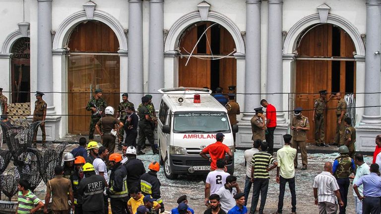 Ambulancia afuera del Santuario de San Antonio