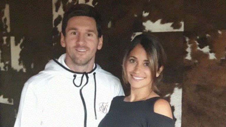 Messi y Antonela posan para la foto 