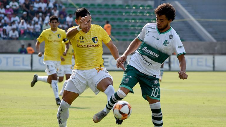 Pelea del esférico en medio campo