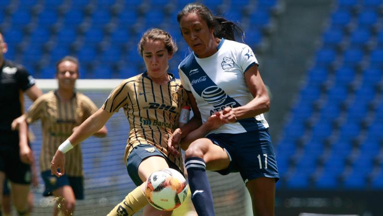 Cagigas y Jimenez disputan el esférico en Liga MX Femenil