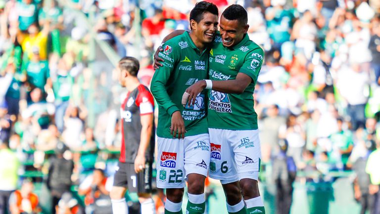 Jugadores de León se abrazan en el juego contra Atlas