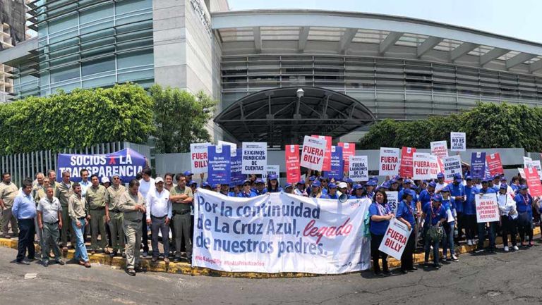 Cooperativa de Cruz Azul a las afueras de las oficinas centrales 