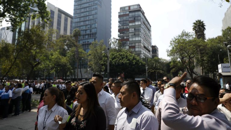 Capitalinos desalojan sus edificios tras registrarse un sismo