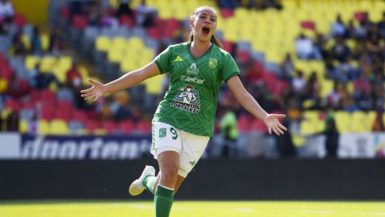 Michelle Vargas festeja un gol con León frente a Morelia