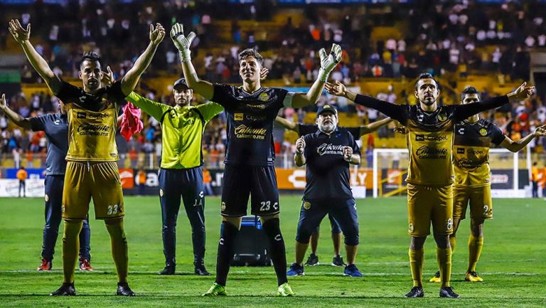 Maradona festeja con sus pupilos tras vencer a Mineros