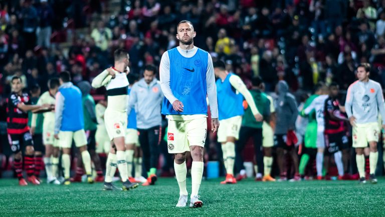 Ménez sale abandona en soledad el campo de Xolos 