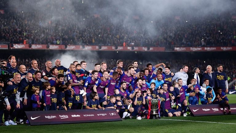 Jugadores del Barcelona festejan título de Liga 