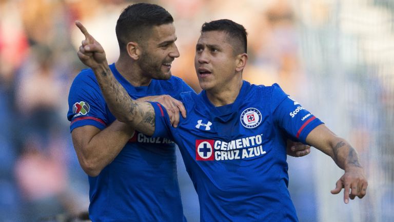 Edgar Méndez y Cata Domínguez festejan un gol con Cruz Azul