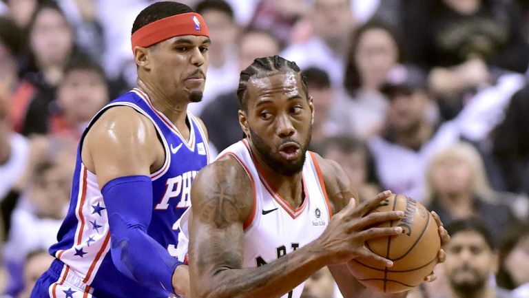 Kawhi Leonard y Tobias Harris durante un partido