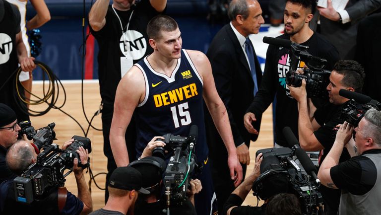 Nikola Jokic celebra el triunfo ante Spurs