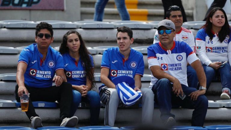 Aficionados de Cruz Azul en las gradas del Universitario BUAP