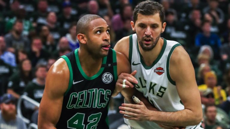 Al Horford y Nikola Mirotic se preparan para luchar un rebote