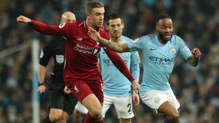 Jordan Henderson y Raheem Sterling disputan un balón