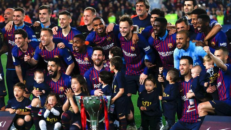 Jugadores del Barcelona celebrando su trofeo de Liga 