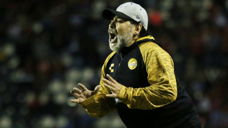 Diego Armando Maradona durante un encuentro ante Mineros 