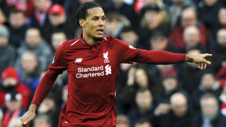 Van Dijk durante un partido con el Liverpool