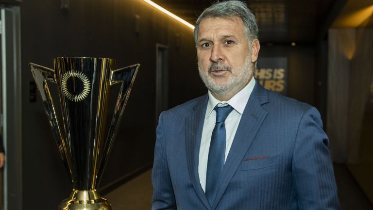 Martino posa junto al trofeo de la Copa Oro 