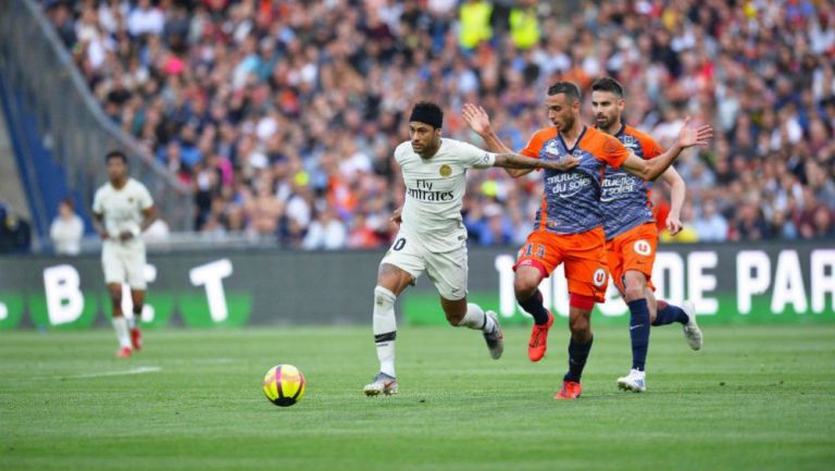 Neymar conduce un balón en el juego vs Montpellier 