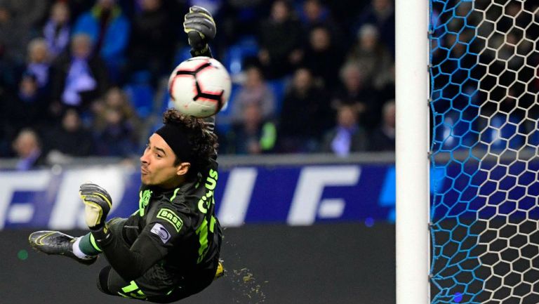 Ochoa alcanza a tapar una opción clara de gol 