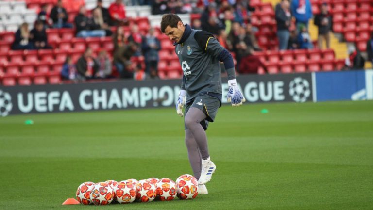 Casillas calienta previo a un encuentro del Porto 