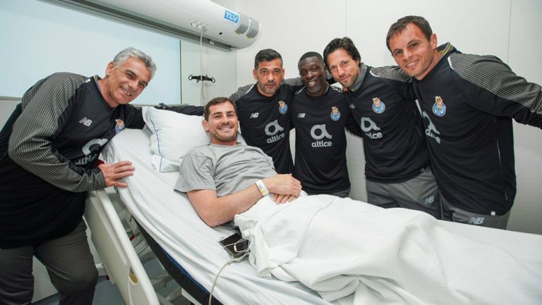 Iker Casillas recibe la visita de la plantilla del Porto