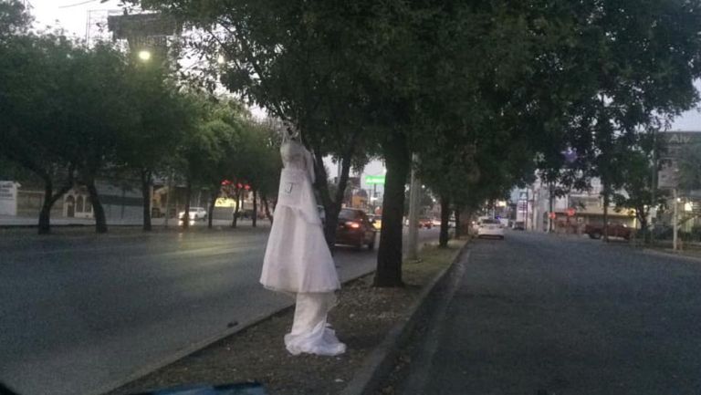 Vestido de novia colgado de un árbol en Monterrey 