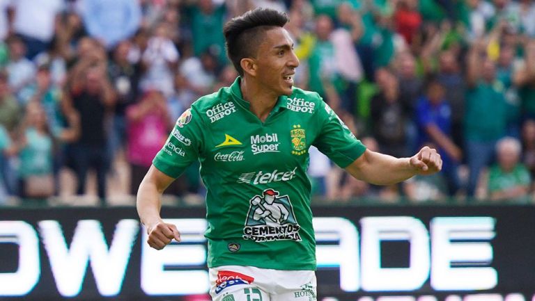 Ángel Mena festeja el primer gol del León 