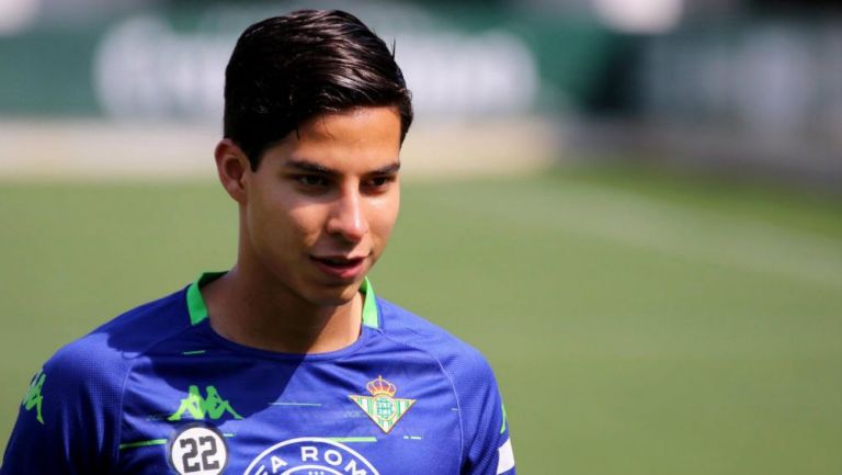 Diego Lainez durante un entrenamiento con el Betis