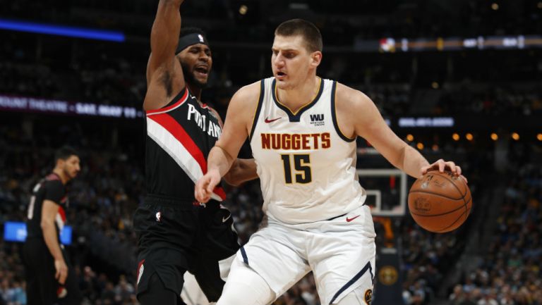 Nikola Jokic durante el juego ante los Trail Blazers