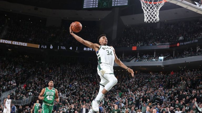 Antetokounmpo salta para clavar la bola