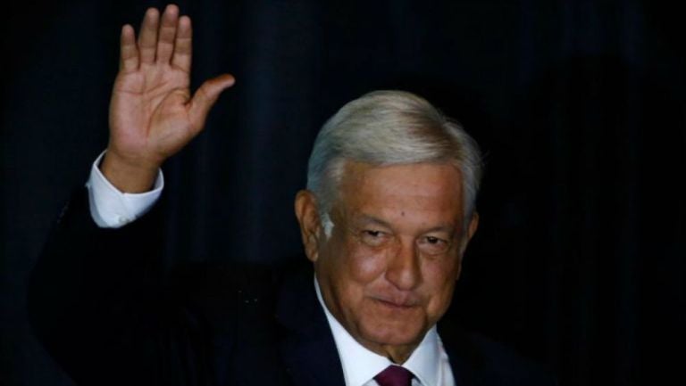 AMLO saluda en una conferencia de prensa