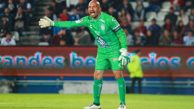 Óscar Pérez, durante un juego con Pachuca