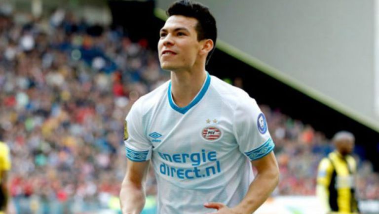  Lozano en festejo de gol con el PSV 