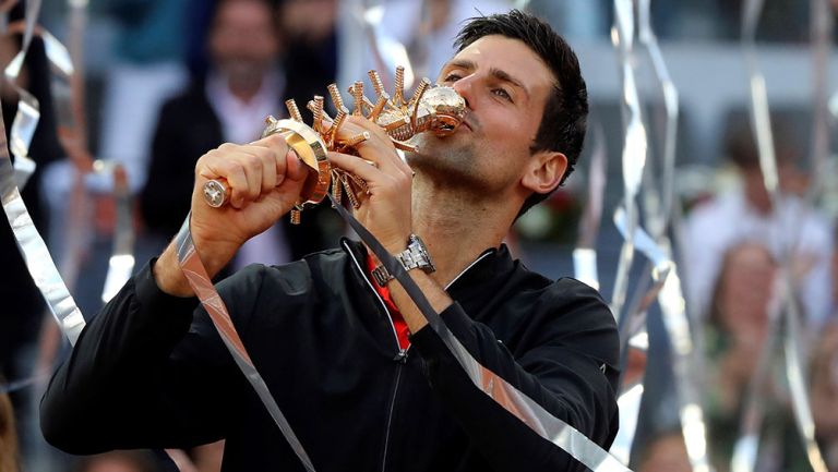 Novak Djokovic besa el trofeo del Abierto de Madrid