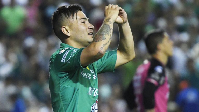 Jean Meneses festeja un gol con el León