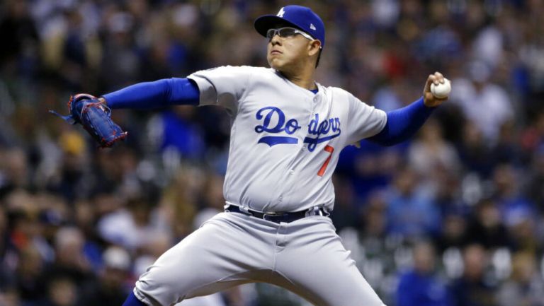 Julio Urías hace un lanzamiento en partido de la MLB 