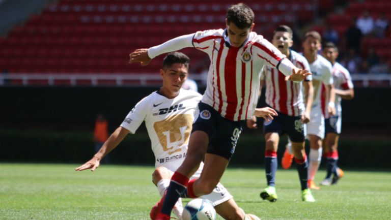 Acciones durante un partido entre Chivas y Pumas de Liga Premier 