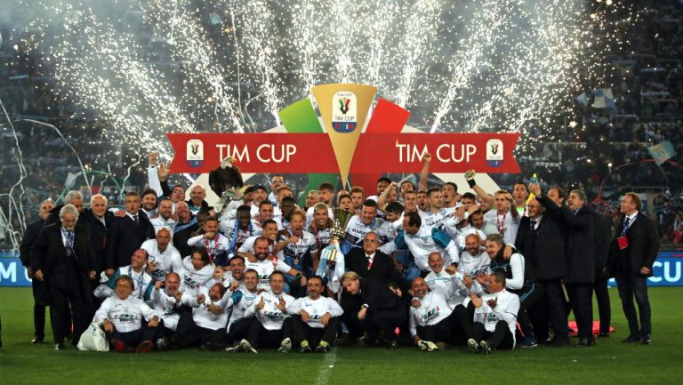 Lazio celebra luego de conquistar la Copa italiana